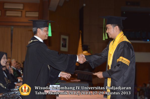 wisuda-unpad-gel-iv-ta-2012_2013-fakultas-keperawatan-oleh-dekan-102