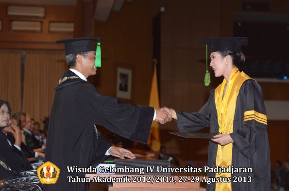 wisuda-unpad-gel-iv-ta-2012_2013-fakultas-keperawatan-oleh-dekan-103