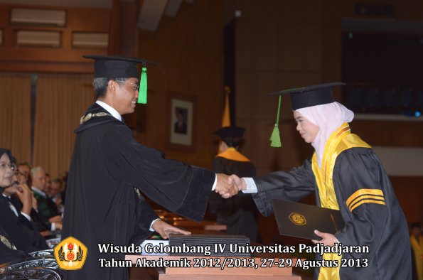 wisuda-unpad-gel-iv-ta-2012_2013-fakultas-keperawatan-oleh-dekan-104