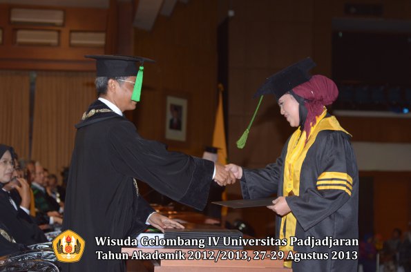 wisuda-unpad-gel-iv-ta-2012_2013-fakultas-keperawatan-oleh-dekan-105