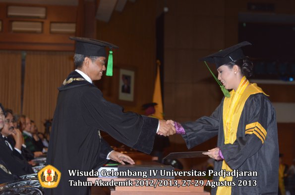 wisuda-unpad-gel-iv-ta-2012_2013-fakultas-keperawatan-oleh-dekan-106