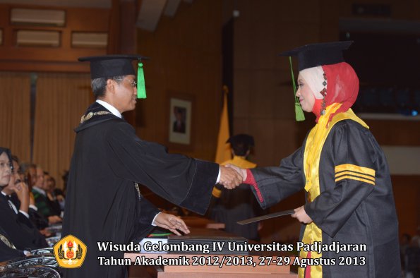 wisuda-unpad-gel-iv-ta-2012_2013-fakultas-keperawatan-oleh-dekan-107