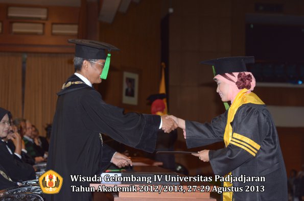 wisuda-unpad-gel-iv-ta-2012_2013-fakultas-keperawatan-oleh-dekan-108