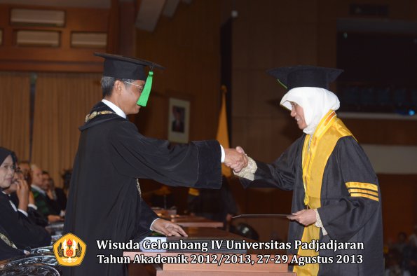 wisuda-unpad-gel-iv-ta-2012_2013-fakultas-keperawatan-oleh-dekan-109