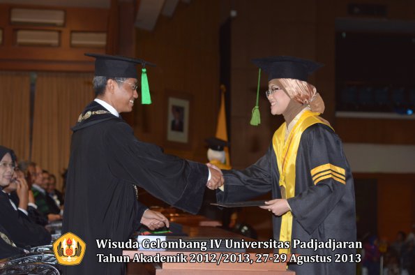 wisuda-unpad-gel-iv-ta-2012_2013-fakultas-keperawatan-oleh-dekan-110