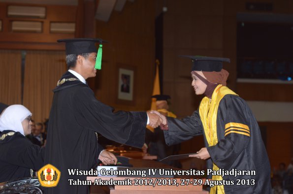 wisuda-unpad-gel-iv-ta-2012_2013-fakultas-keperawatan-oleh-dekan-111