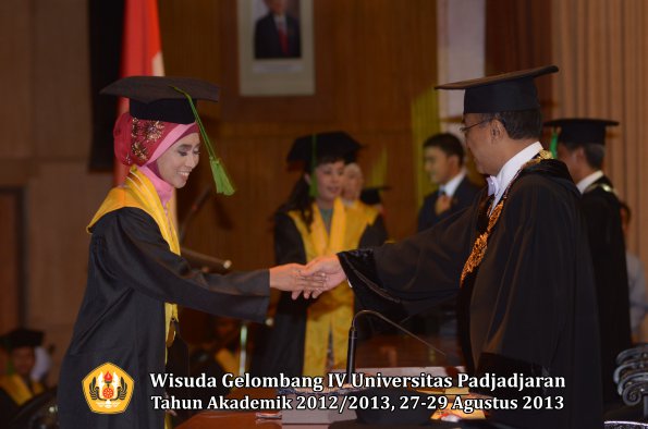 wisuda-unpad-gel-iv-ta-2012_2013-fakultas-kedokteran-oleh-rektor-023