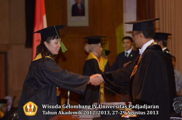 wisuda-unpad-gel-iv-ta-2012_2013-fakultas-kedokteran-oleh-rektor-024