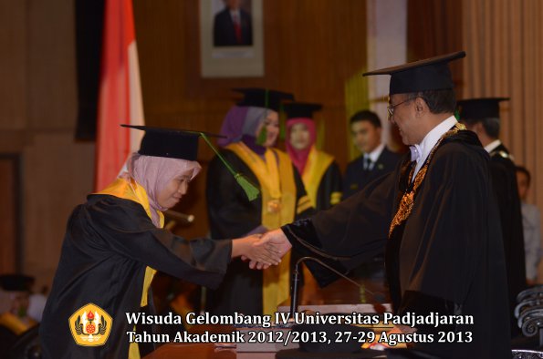 wisuda-unpad-gel-iv-ta-2012_2013-fakultas-kedokteran-oleh-rektor-027