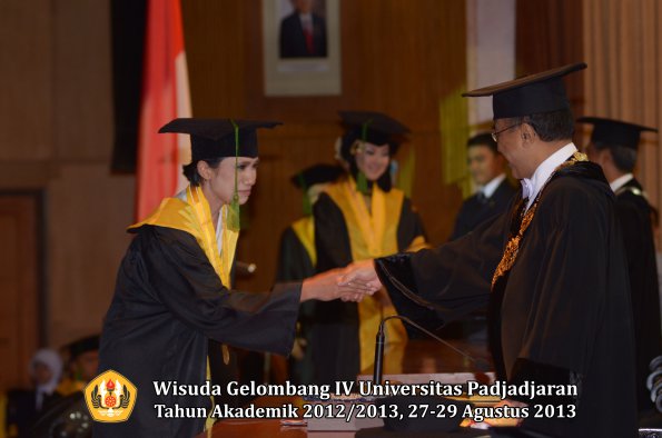 wisuda-unpad-gel-iv-ta-2012_2013-fakultas-kedokteran-oleh-rektor-040