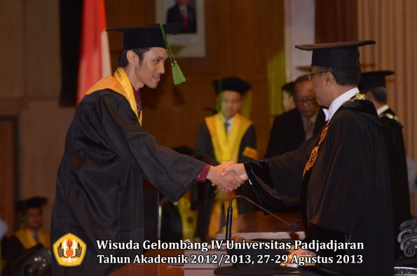 wisuda-unpad-gel-iv-ta-2012_2013-fakultas-kedokteran-oleh-rektor-066