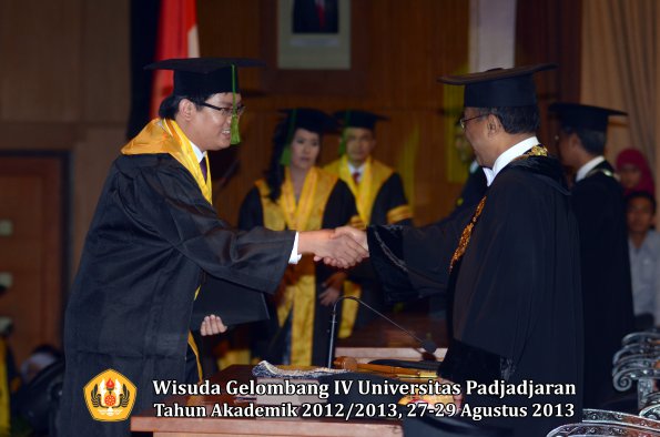 wisuda-unpad-gel-iv-ta-2012_2013-fakultas-kedokteran-oleh-rektor-073