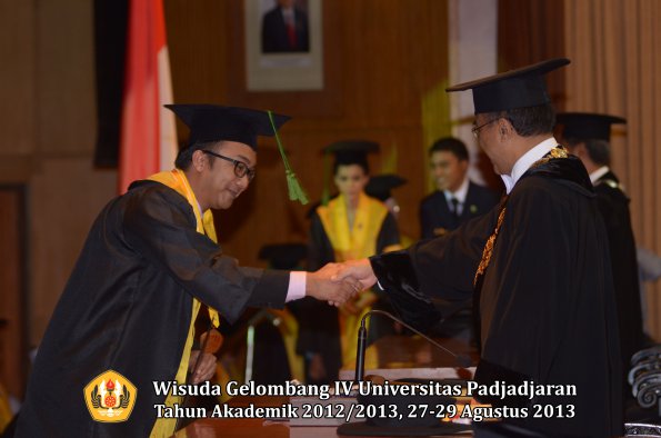 wisuda-unpad-gel-iv-ta-2012_2013-fakultas-kedokteran-oleh-rektor-094