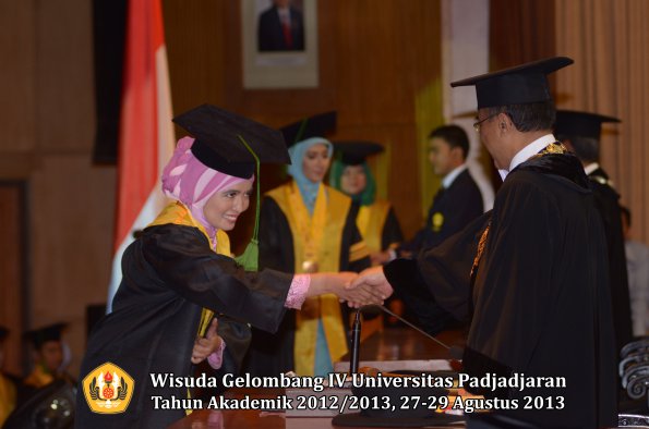 wisuda-unpad-gel-iv-ta-2012_2013-fakultas-kedokteran-oleh-rektor-096