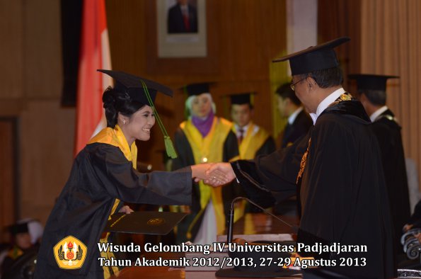 wisuda-unpad-gel-iv-ta-2012_2013-fakultas-kedokteran-oleh-rektor-099