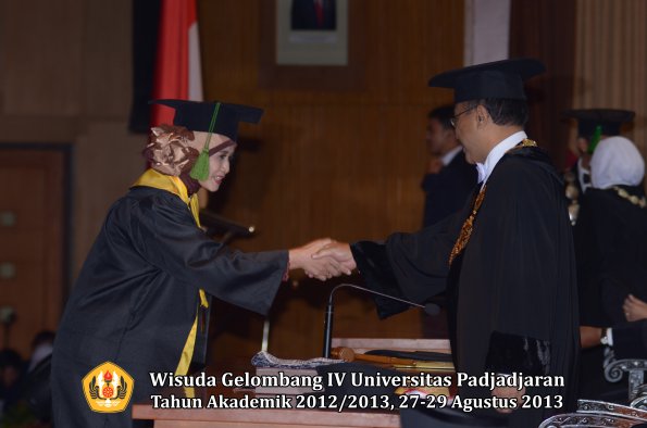 wisuda-unpad-gel-iv-ta-2012_2013-fakultas-kedokteran-oleh-rektor-111