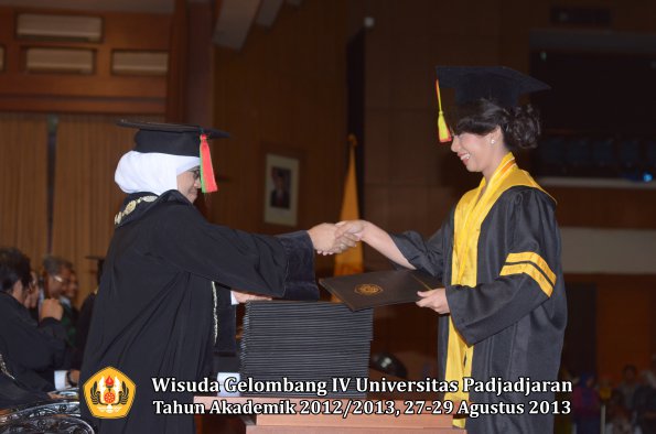 wisuda-unpad-gel-iv-ta-2012_2013-fakultas-mipa-oleh-dekan-001