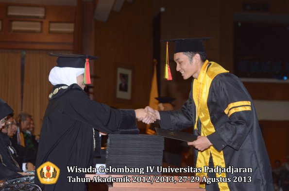 wisuda-unpad-gel-iv-ta-2012_2013-fakultas-mipa-oleh-dekan-003