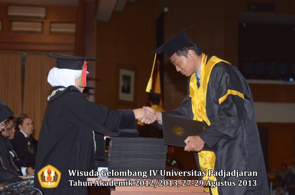 wisuda-unpad-gel-iv-ta-2012_2013-fakultas-mipa-oleh-dekan-004