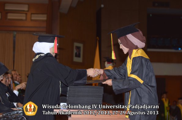 wisuda-unpad-gel-iv-ta-2012_2013-fakultas-mipa-oleh-dekan-006