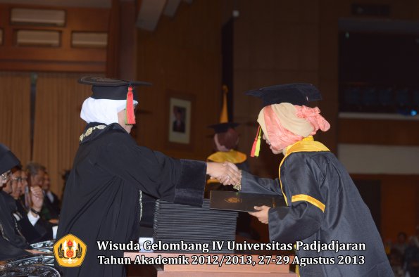 wisuda-unpad-gel-iv-ta-2012_2013-fakultas-mipa-oleh-dekan-007