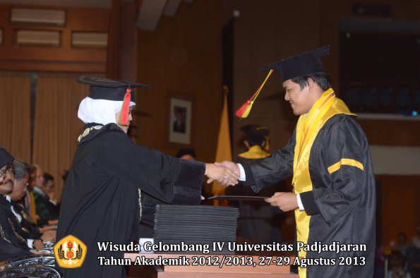 wisuda-unpad-gel-iv-ta-2012_2013-fakultas-mipa-oleh-dekan-012