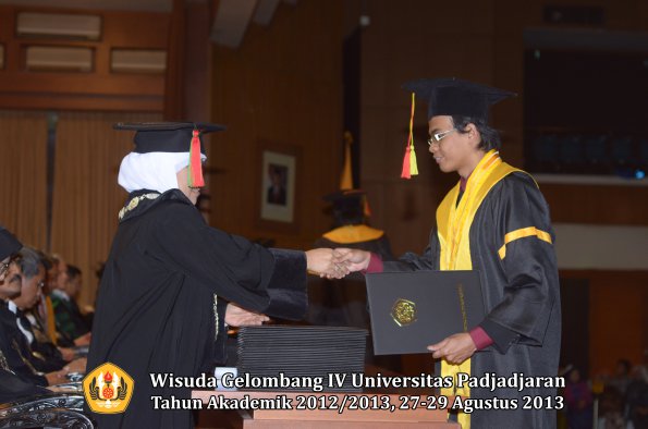 wisuda-unpad-gel-iv-ta-2012_2013-fakultas-mipa-oleh-dekan-017