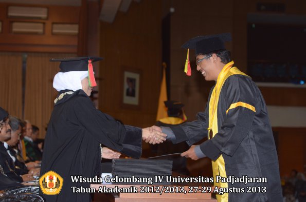 wisuda-unpad-gel-iv-ta-2012_2013-fakultas-mipa-oleh-dekan-023