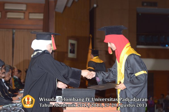 wisuda-unpad-gel-iv-ta-2012_2013-fakultas-mipa-oleh-dekan-024