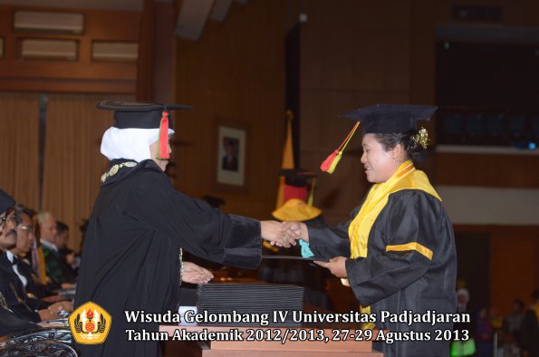 wisuda-unpad-gel-iv-ta-2012_2013-fakultas-mipa-oleh-dekan-025