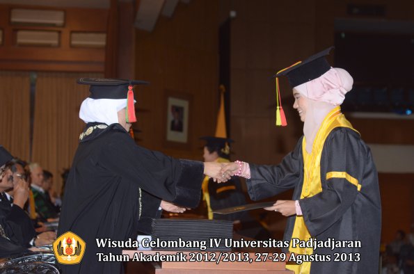 wisuda-unpad-gel-iv-ta-2012_2013-fakultas-mipa-oleh-dekan-026