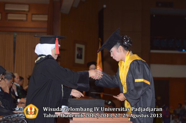 wisuda-unpad-gel-iv-ta-2012_2013-fakultas-mipa-oleh-dekan-027