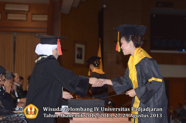 wisuda-unpad-gel-iv-ta-2012_2013-fakultas-mipa-oleh-dekan-028