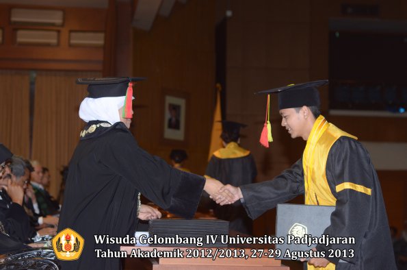 wisuda-unpad-gel-iv-ta-2012_2013-fakultas-mipa-oleh-dekan-029