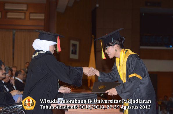 wisuda-unpad-gel-iv-ta-2012_2013-fakultas-mipa-oleh-dekan-030