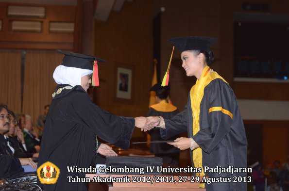 wisuda-unpad-gel-iv-ta-2012_2013-fakultas-mipa-oleh-dekan-031