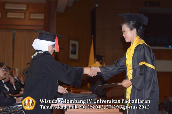 wisuda-unpad-gel-iv-ta-2012_2013-fakultas-mipa-oleh-dekan-032