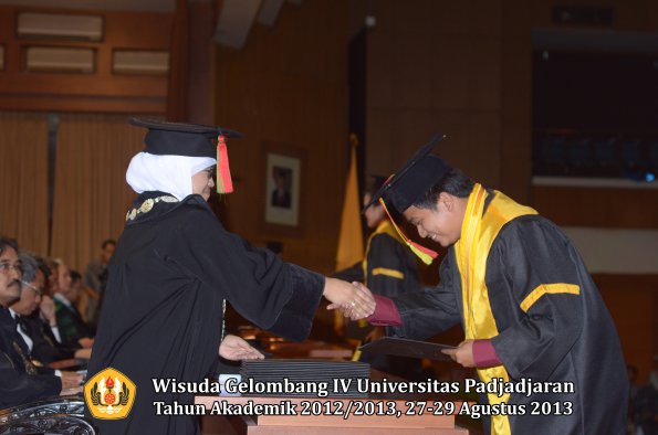 wisuda-unpad-gel-iv-ta-2012_2013-fakultas-mipa-oleh-dekan-033