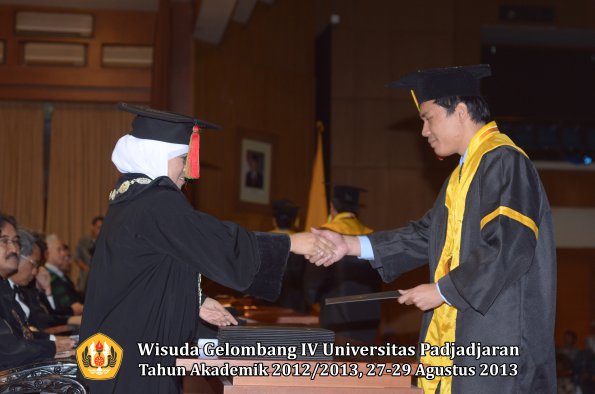 wisuda-unpad-gel-iv-ta-2012_2013-fakultas-mipa-oleh-dekan-034