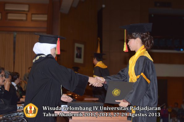 wisuda-unpad-gel-iv-ta-2012_2013-fakultas-mipa-oleh-dekan-035