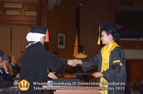 wisuda-unpad-gel-iv-ta-2012_2013-fakultas-mipa-oleh-dekan-036