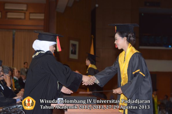 wisuda-unpad-gel-iv-ta-2012_2013-fakultas-mipa-oleh-dekan-037