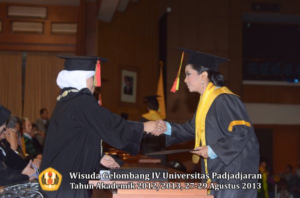 wisuda-unpad-gel-iv-ta-2012_2013-fakultas-mipa-oleh-dekan-038