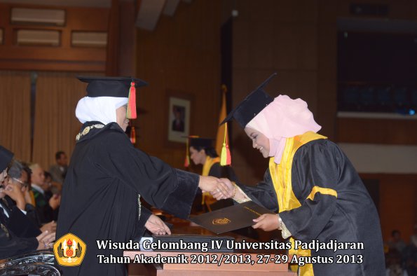 wisuda-unpad-gel-iv-ta-2012_2013-fakultas-mipa-oleh-dekan-039