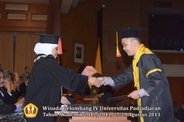 wisuda-unpad-gel-iv-ta-2012_2013-fakultas-mipa-oleh-dekan-040