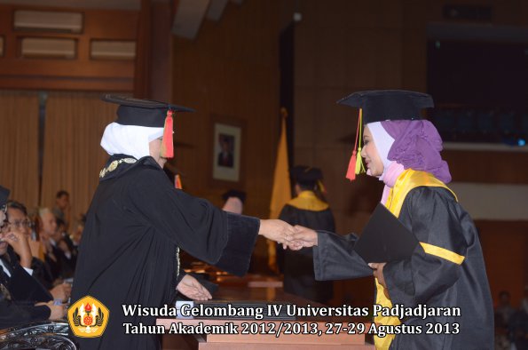 wisuda-unpad-gel-iv-ta-2012_2013-fakultas-mipa-oleh-dekan-041