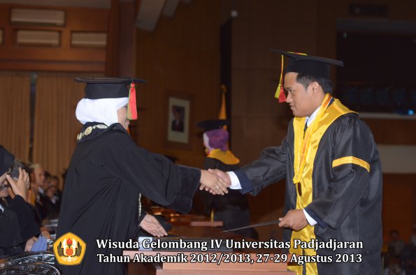 wisuda-unpad-gel-iv-ta-2012_2013-fakultas-mipa-oleh-dekan-042