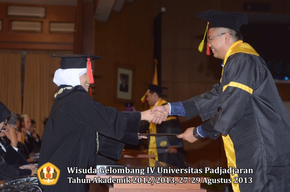 wisuda-unpad-gel-iv-ta-2012_2013-fakultas-mipa-oleh-dekan-043