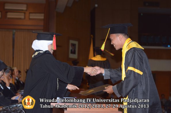 wisuda-unpad-gel-iv-ta-2012_2013-fakultas-mipa-oleh-dekan-044