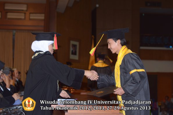 wisuda-unpad-gel-iv-ta-2012_2013-fakultas-mipa-oleh-dekan-045